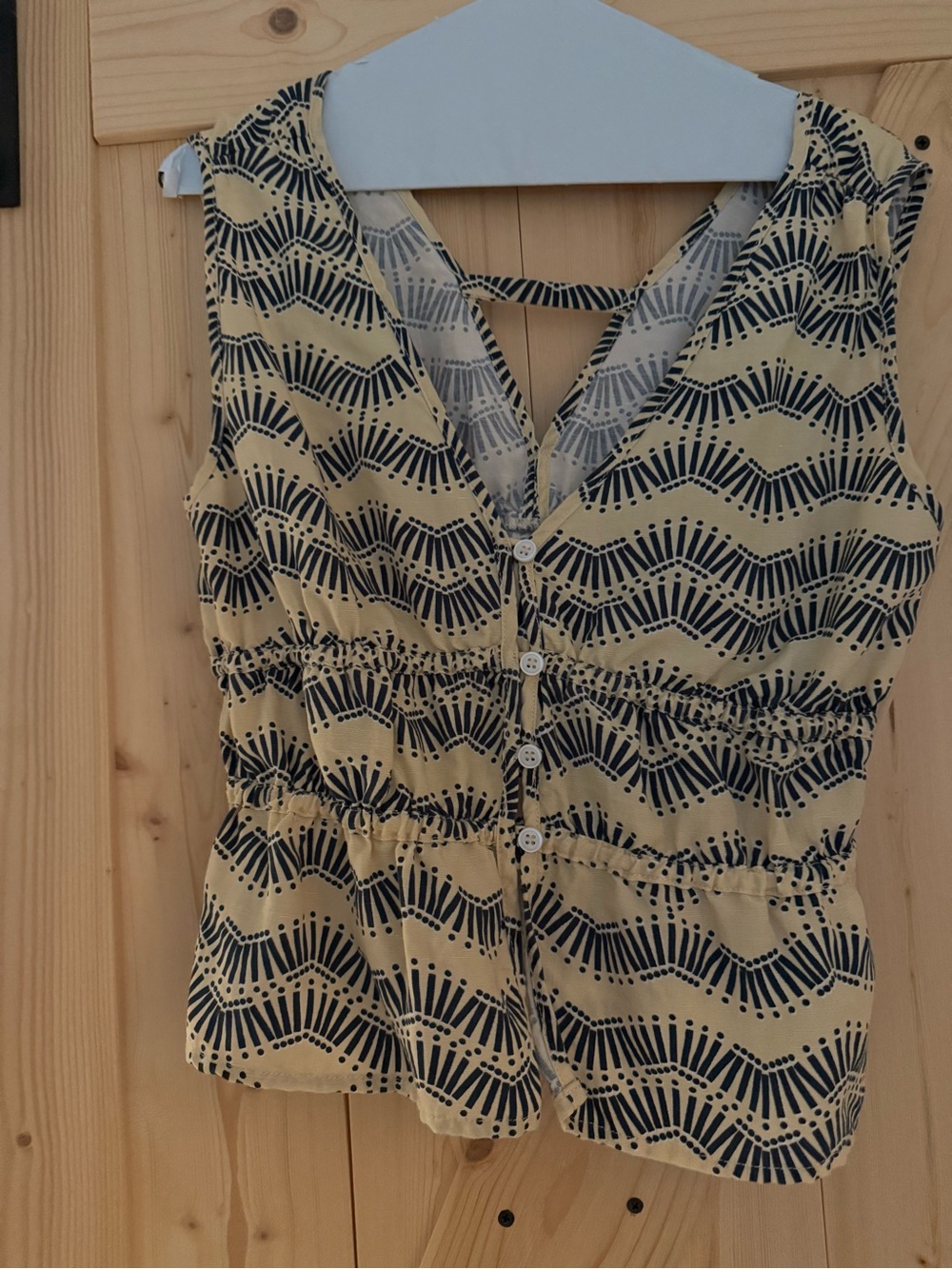 Evereve Sleeveless cream Patterned Button-Front Top
